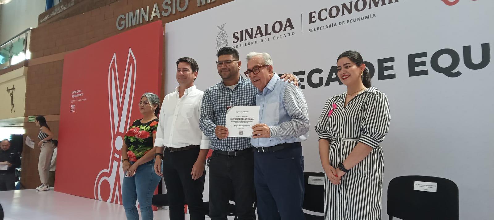 $!Reciben 400 emprendedores equipo para estética, negocios de comida y talleres, en Culiacán