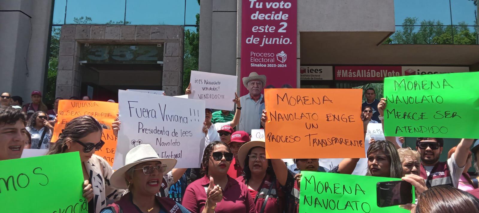 $!Militantes de Morena en Navolato protestan en el IEES y exigen copias de actas electorales