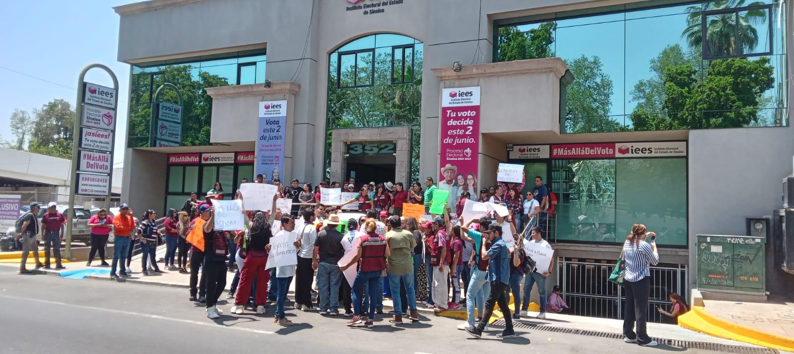 $!Militantes de Morena en Navolato protestan en el IEES y exigen copias de actas electorales