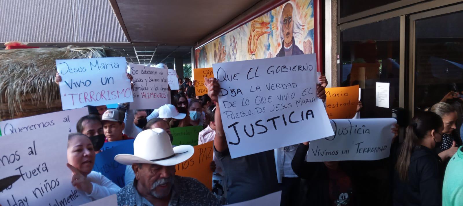 $!Irrumpen vecinos de Jesús María en Palacio de Gobierno de Sinaloa
