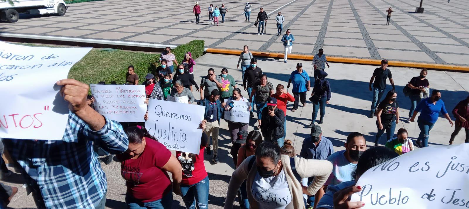 $!Irrumpen vecinos de Jesús María en Palacio de Gobierno de Sinaloa