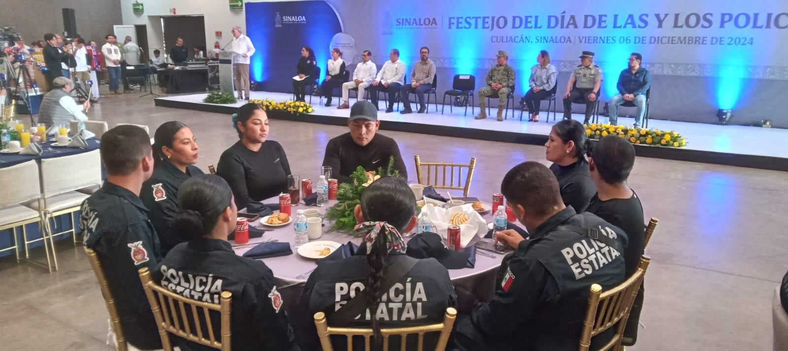 $!Gobierno del Estado honra a policías de Sinaloa con entrega de patrullas y festejo decembrino