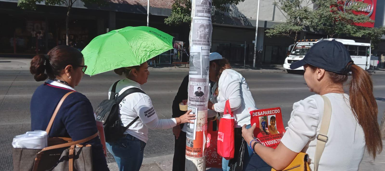 $!Colectivo pega fichas de búsqueda de personas en Fin de Año, en Culiacán