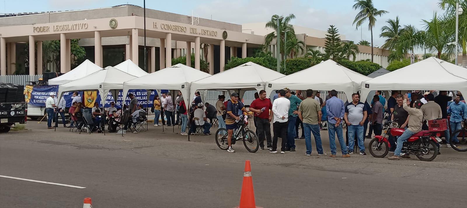 $!Personal de la UAS regresa al Congreso del Estado; diputados discuten hoy reforma a Ley Orgánica