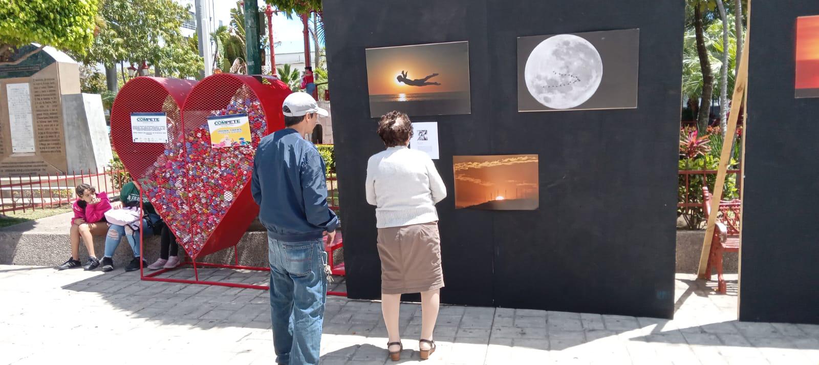 $!Se mantienen muy concurridos este sábado módulos de reparto de lentes solares en Mazatlán