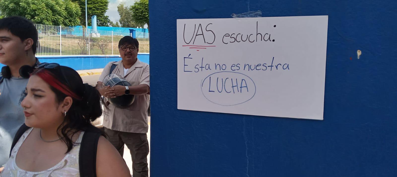 $!Estudiantes de la UAS salen a reclamar sus clases tras el inicio del paro de labores indefinido