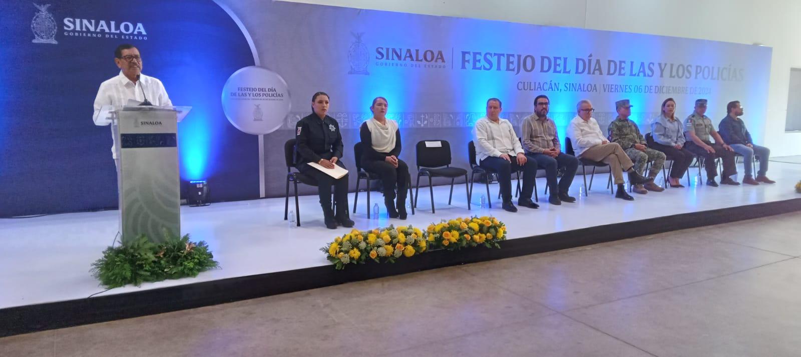 $!Gobierno del Estado honra a policías de Sinaloa con entrega de patrullas y festejo decembrino