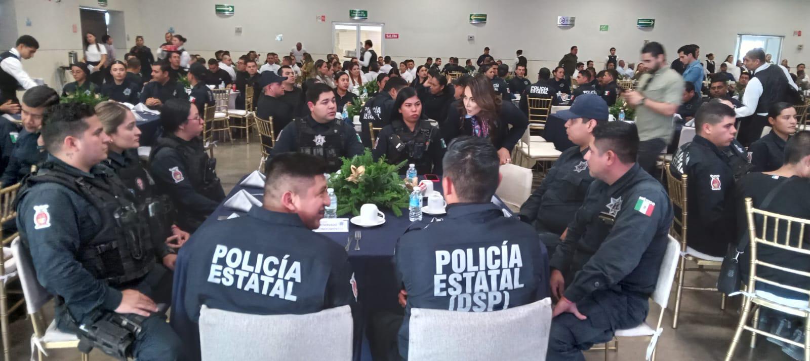 $!Gobierno del Estado honra a policías de Sinaloa con entrega de patrullas y festejo decembrino