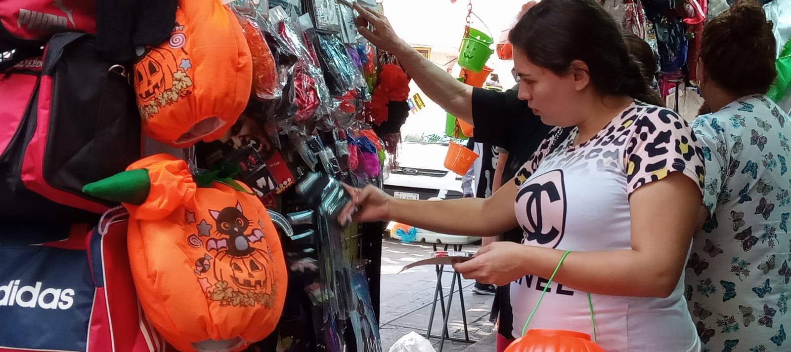 $!Comerciantes del Centro de Culiacán ofertan disfraces y decoraciones para Halloween