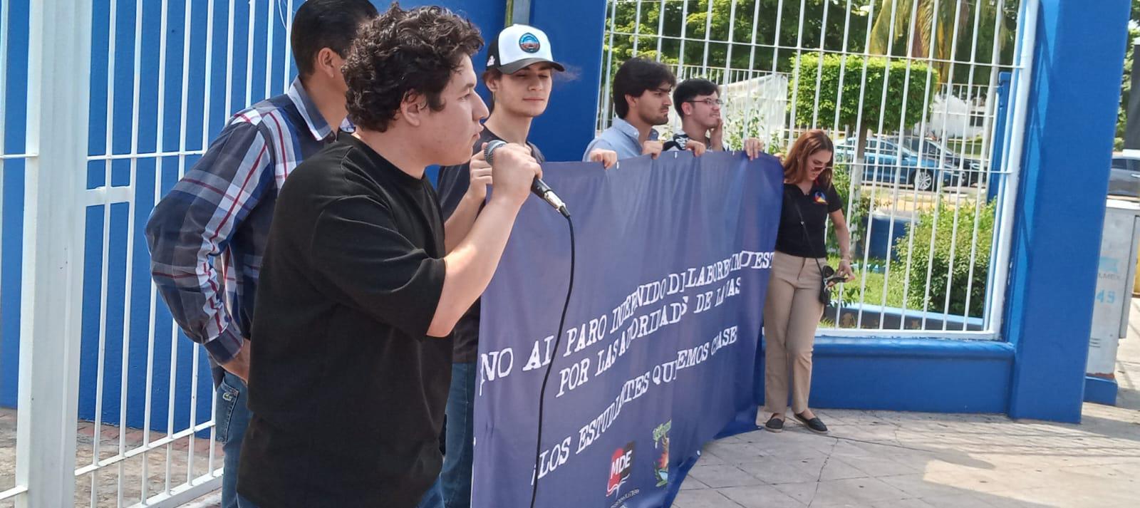 $!Estudiantes de la UAS salen a reclamar sus clases tras el inicio del paro de labores indefinido