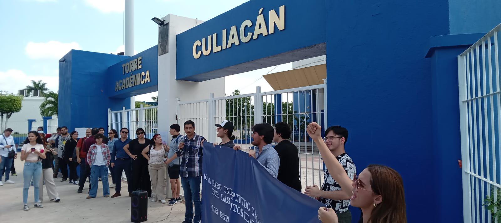 $!Estudiantes de la UAS salen a reclamar sus clases tras el inicio del paro de labores indefinido