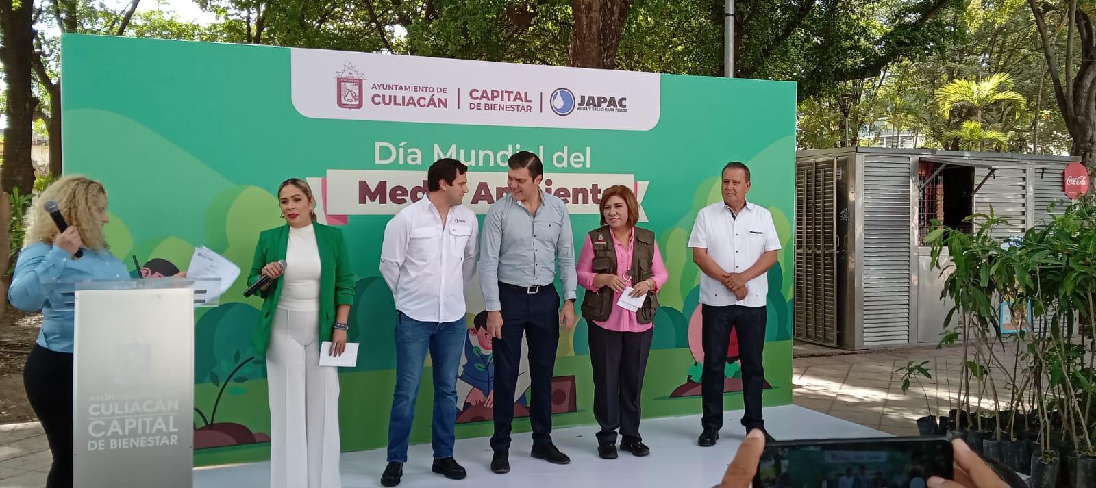 $!Autoridades regalan árboles en cruceros de Culiacán por el Día Mundial del Medio Ambiente