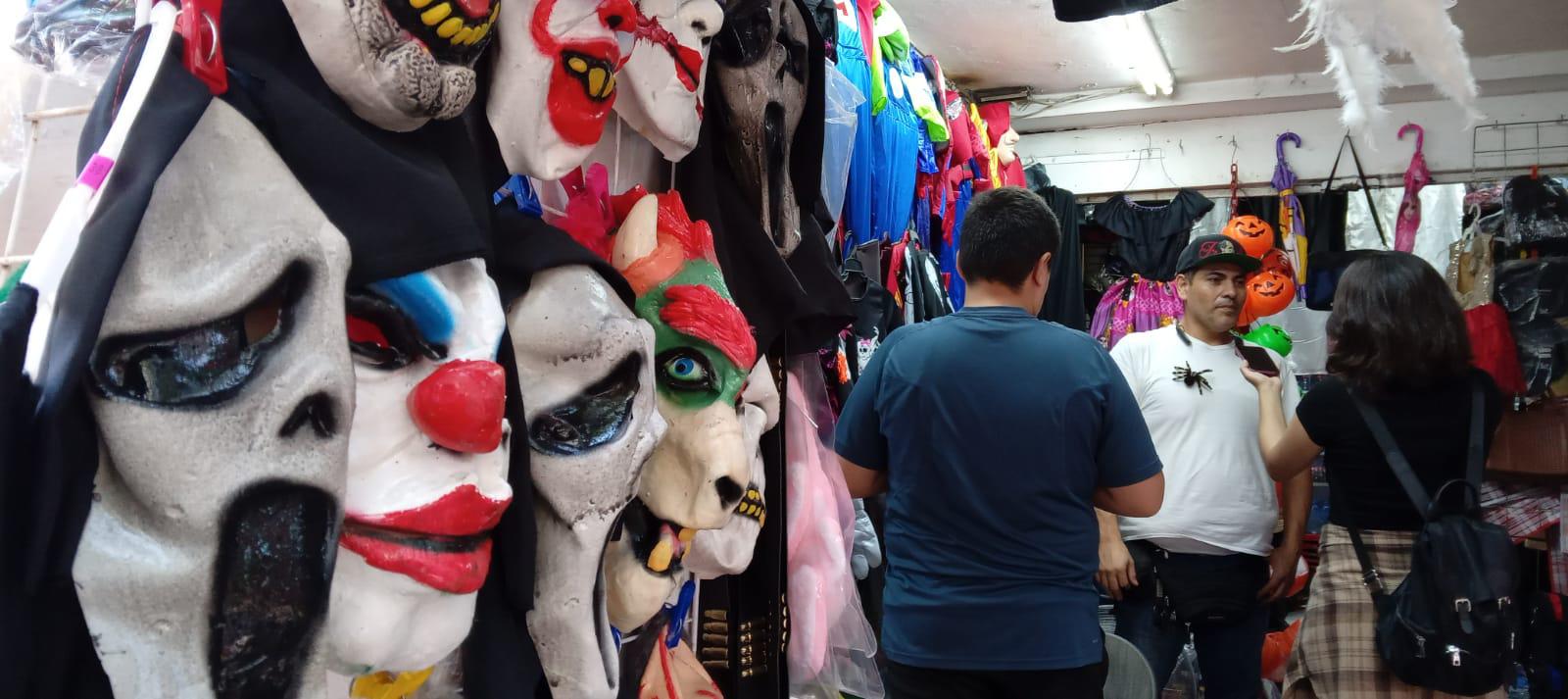 $!Comerciantes del Centro de Culiacán ofertan disfraces y decoraciones para Halloween