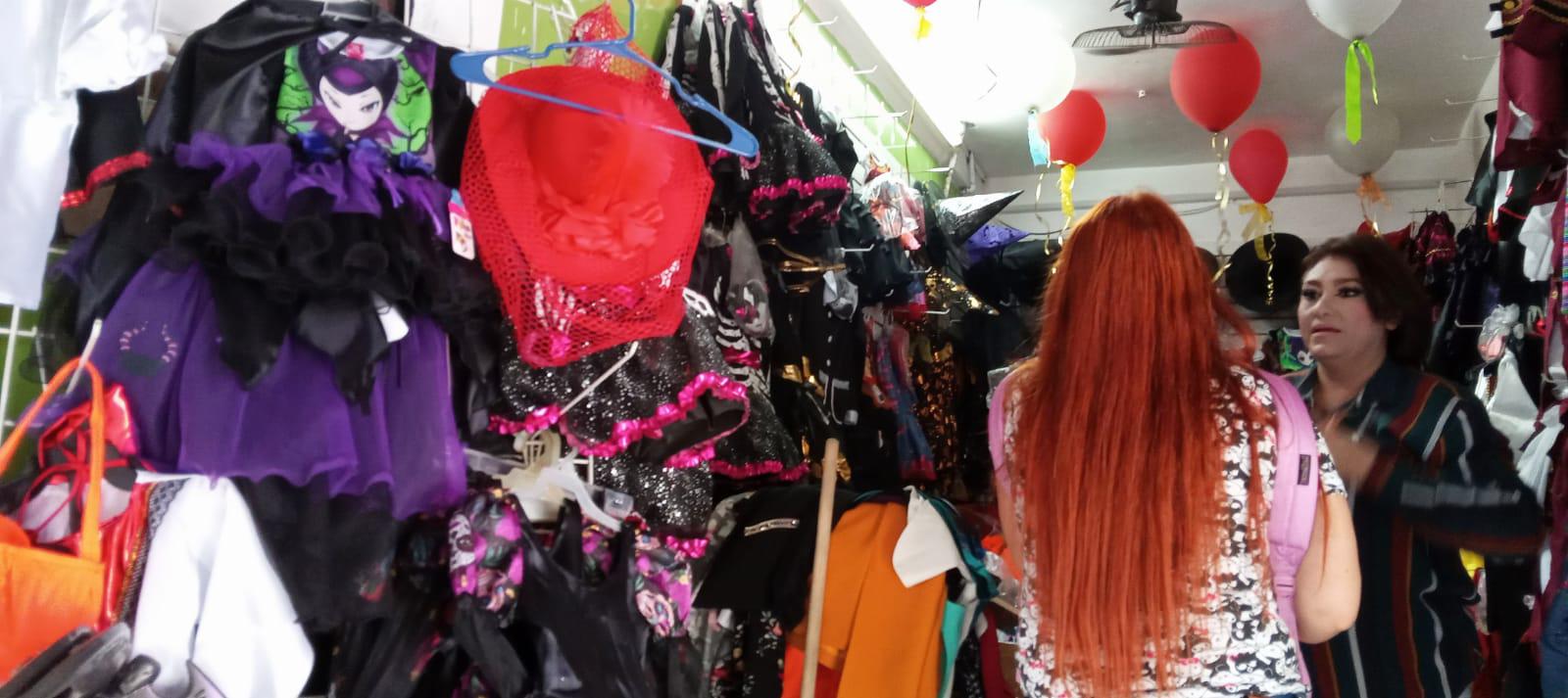 $!Comerciantes del Centro de Culiacán ofertan disfraces y decoraciones para Halloween