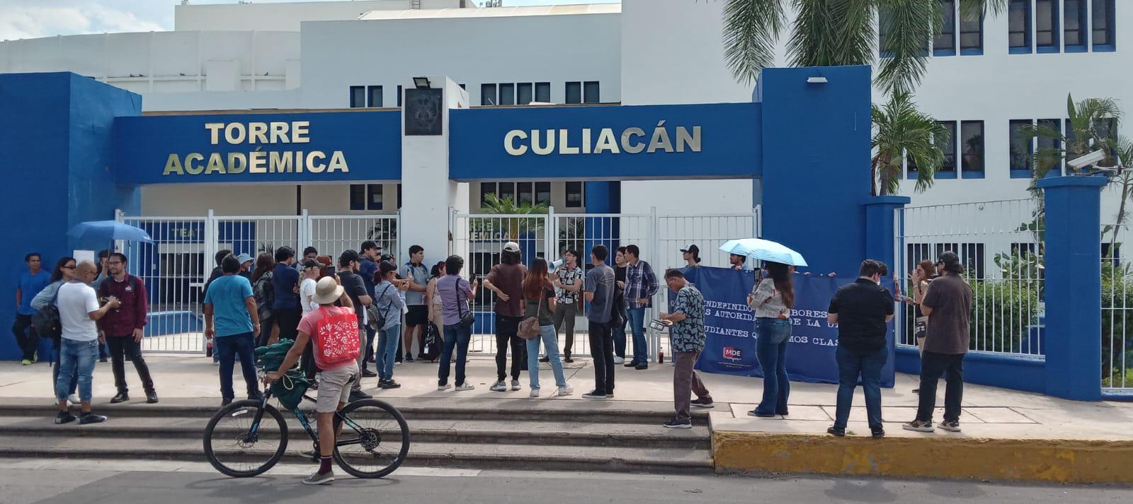 $!Estudiantes de la UAS salen a reclamar sus clases tras el inicio del paro de labores indefinido