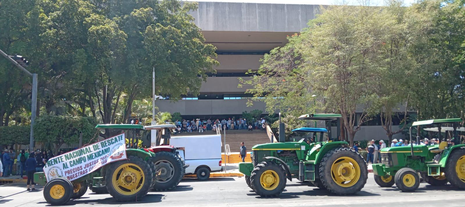 $!Agricultores se manifiestan en Palacio de Gobierno y toman vialidades