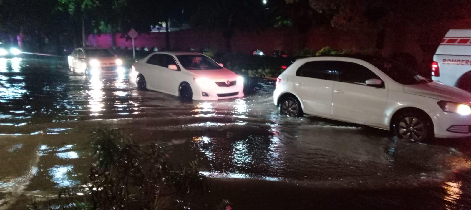 $!Reportan autoridades cierres de avenidas y rescates por lluvias en Culiacán