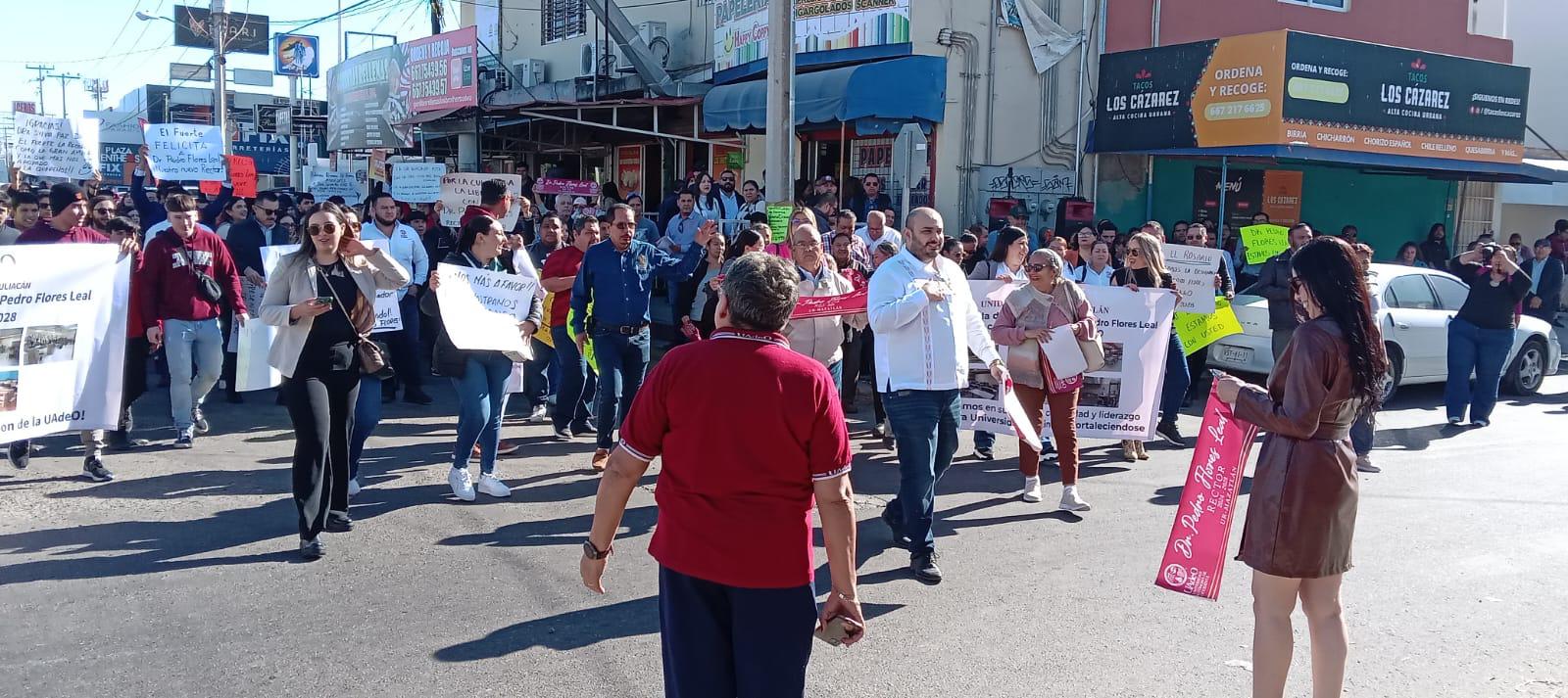 $!Unos a favor y otros en contra del Rector, se manifiesta la comunidad de la UAdeO