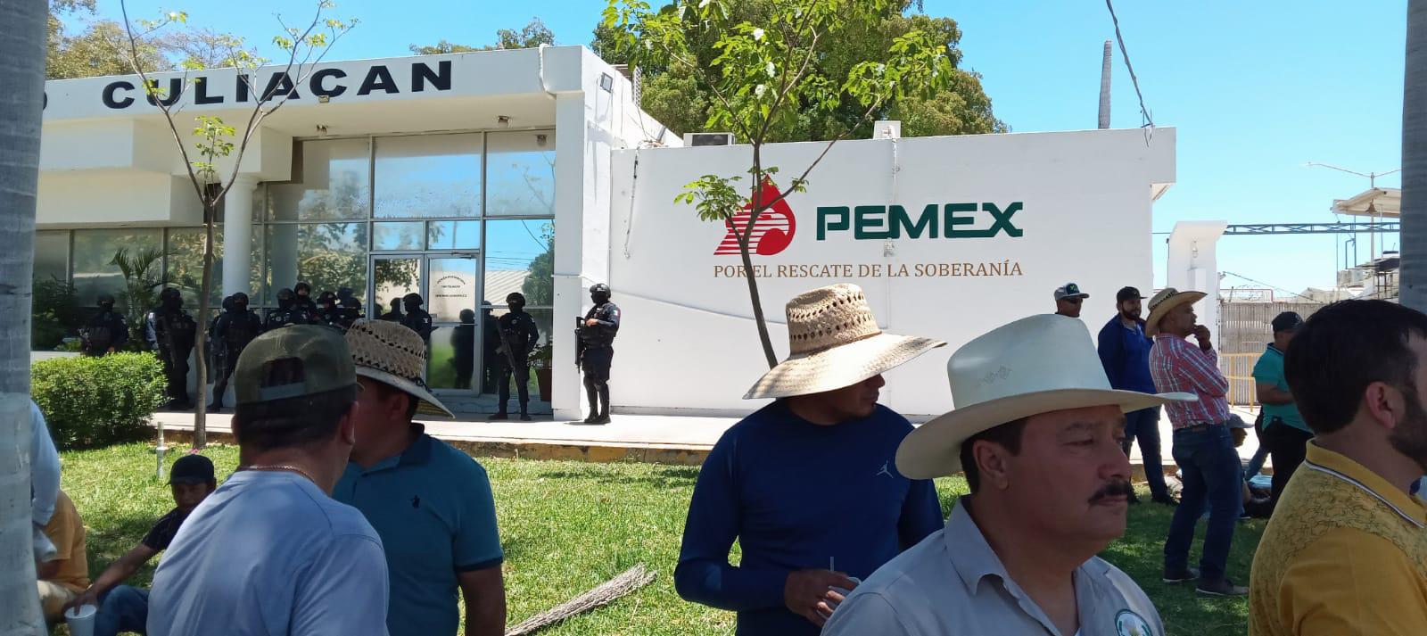 $!Agricultores logran tomar instalaciones de Pemex en Culiacán