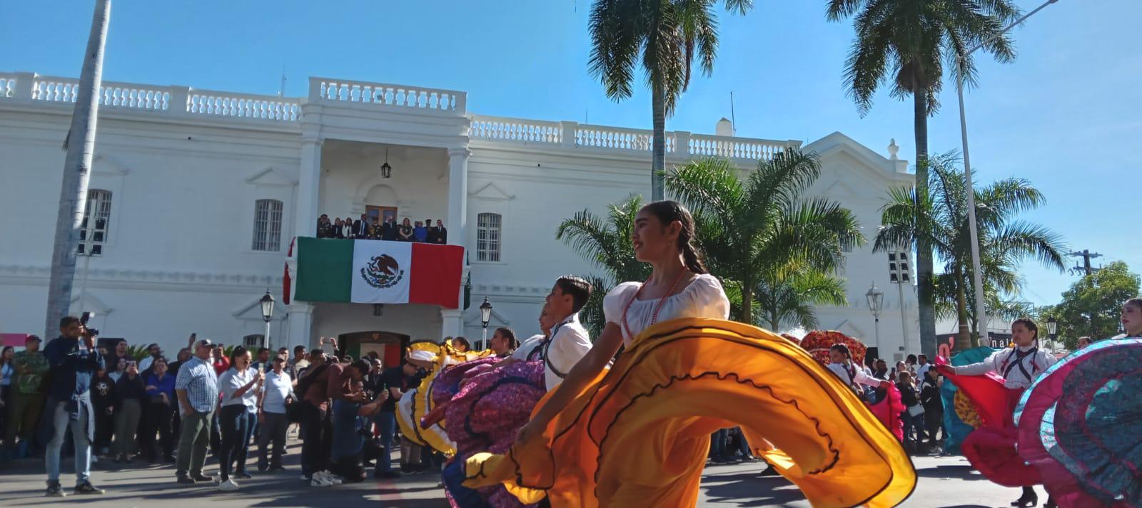 $!Charros, militares, adelitas y deportistas desfilan en conmemoración de la Revolución Mexicana, en Culiacán