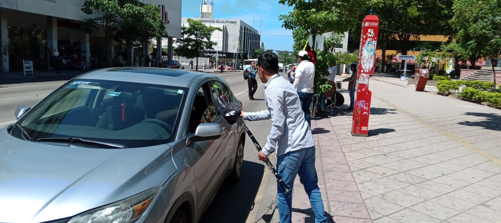 $!En Culiacán, músicos tocan en la calle por falta de trabajo ante la violencia