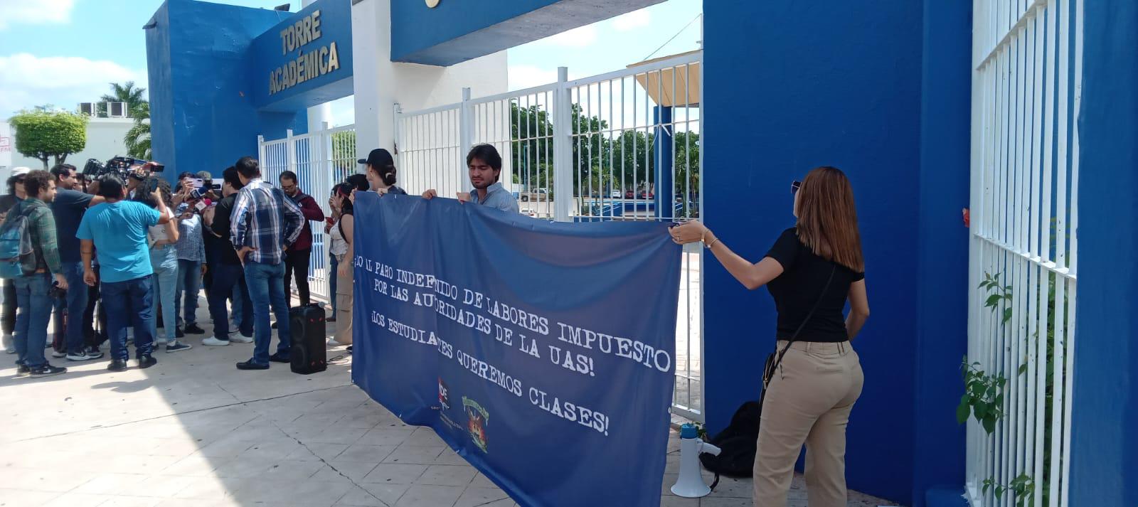 $!Estudiantes de la UAS salen a reclamar sus clases tras el inicio del paro de labores indefinido