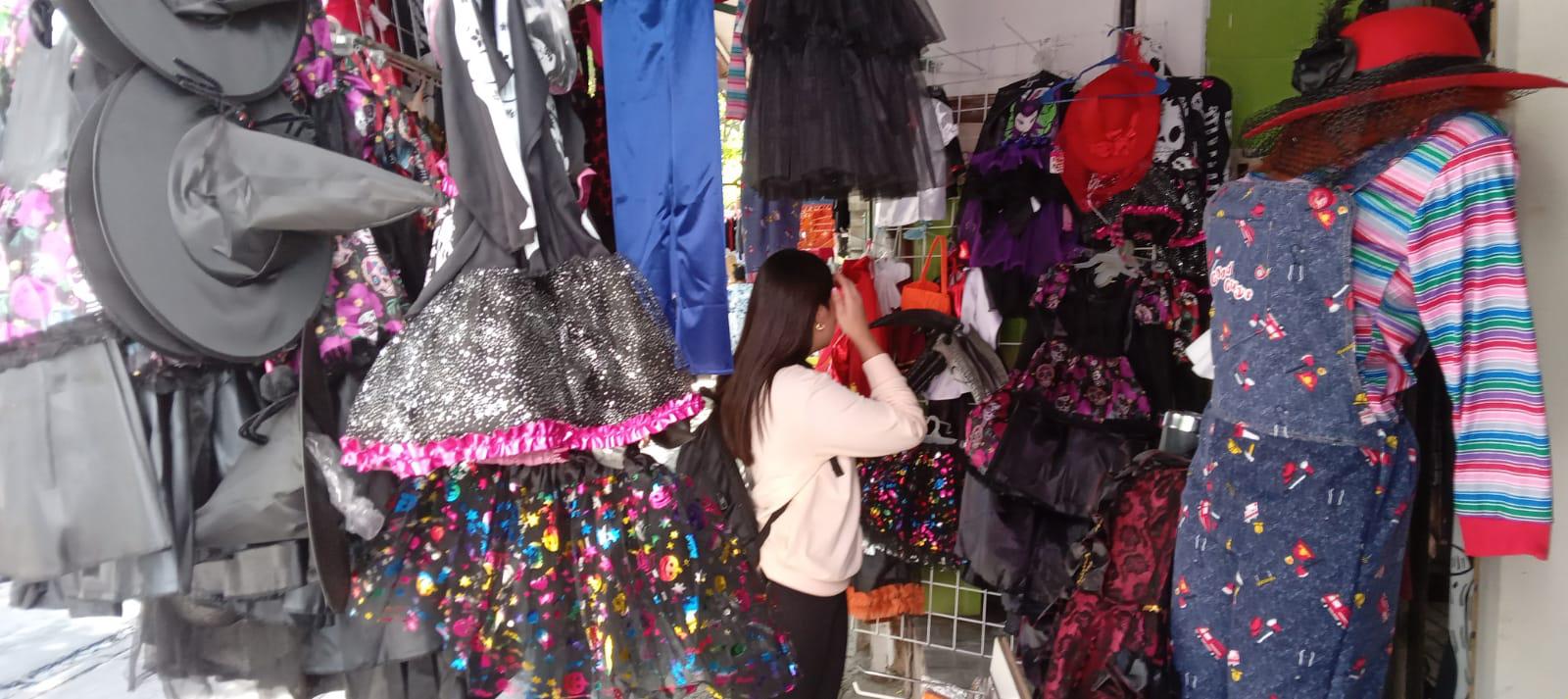 $!Comerciantes del Centro de Culiacán ofertan disfraces y decoraciones para Halloween