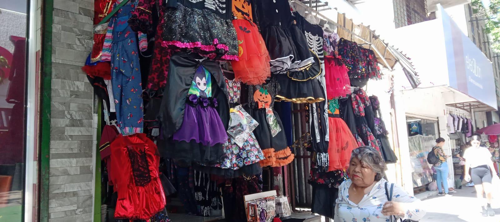 $!Comerciantes del Centro de Culiacán ofertan disfraces y decoraciones para Halloween