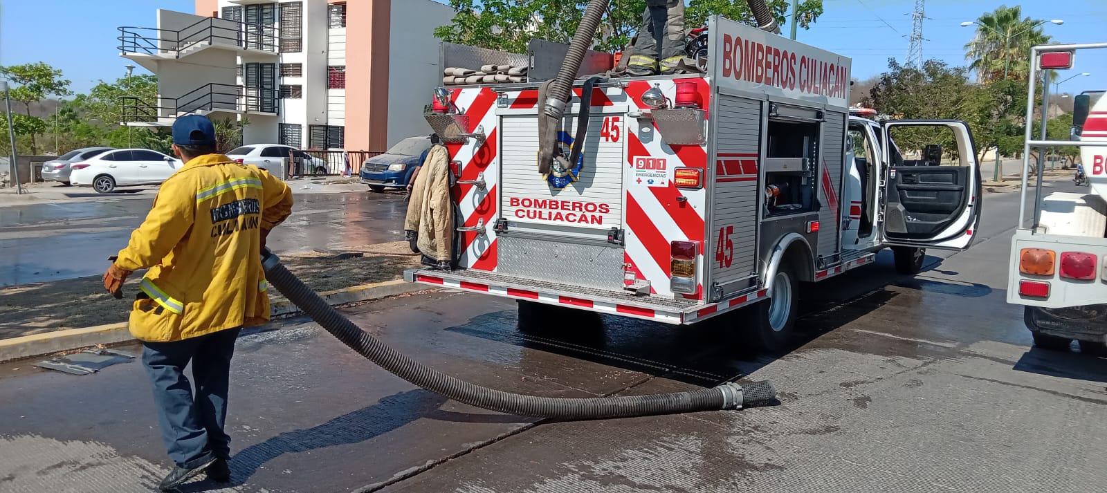 $!Se incendia y explota camión del transporte urbano en Culiacán