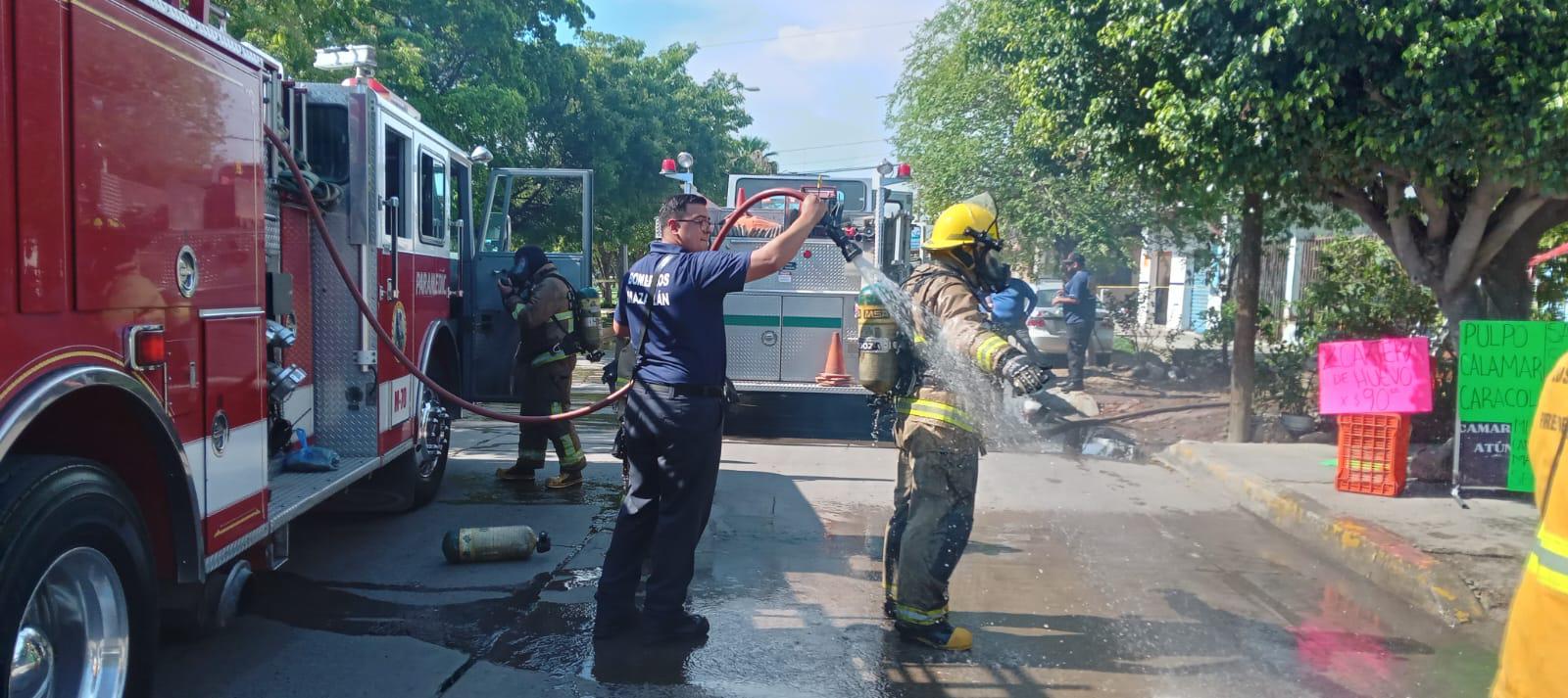 $!Se incendia planta alta de vivienda en Mazatlán; rescatan a perrita