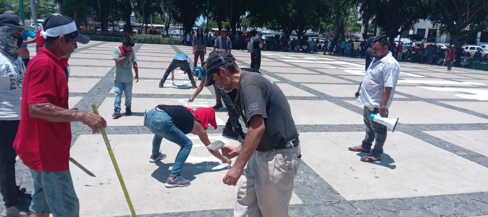 $!Familias pintan plaza cívica de Palacio para exigir justicia por ataque de supuestos marinos