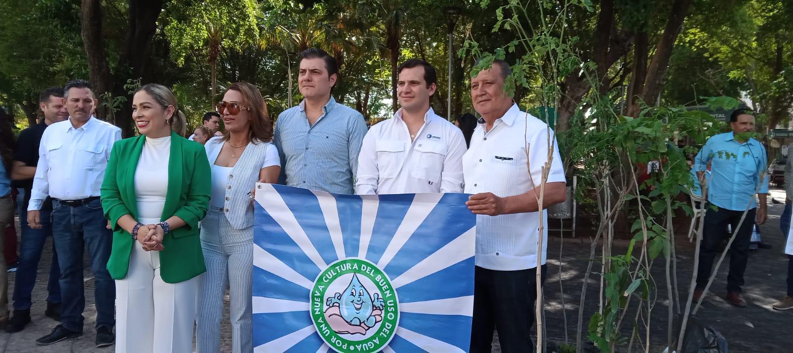 $!Autoridades regalan árboles en cruceros de Culiacán por el Día Mundial del Medio Ambiente