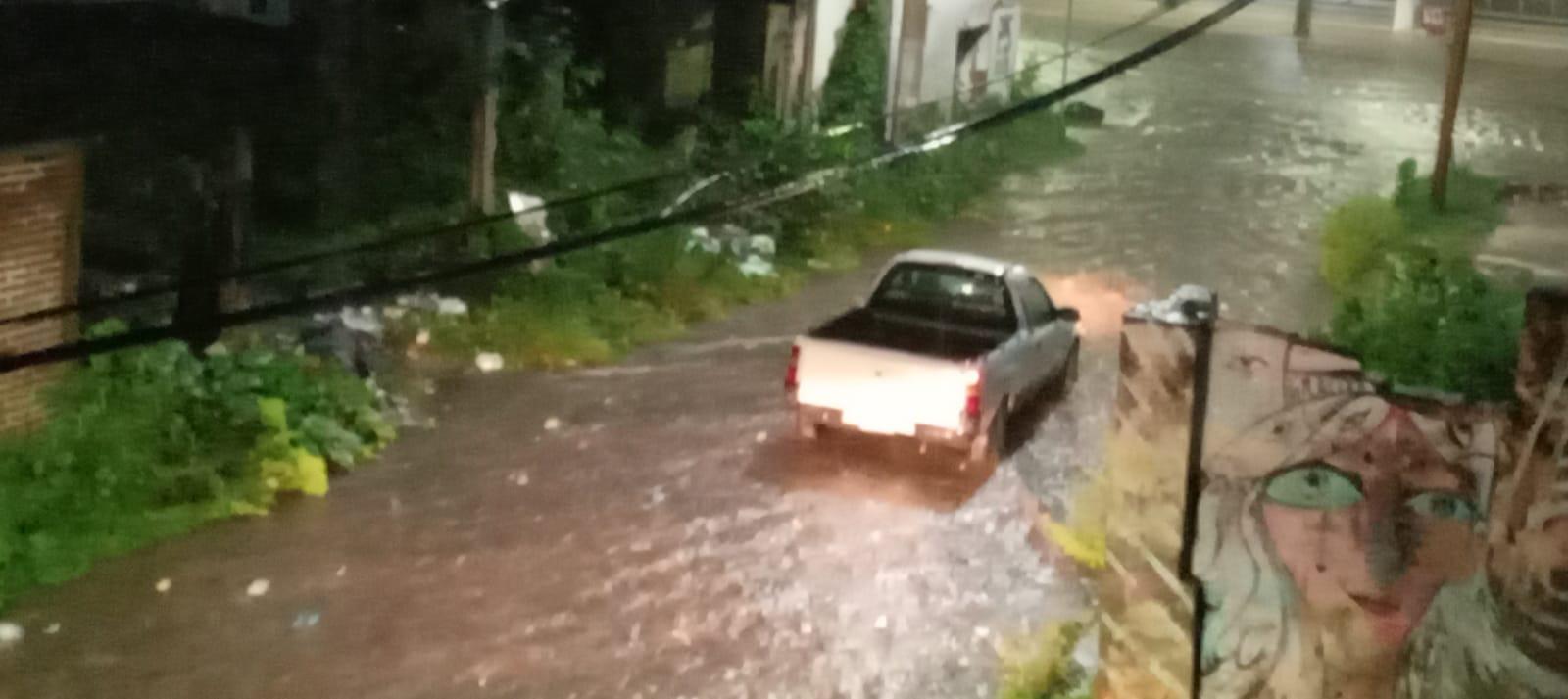 $!Reportan autoridades cierres de avenidas y rescates por lluvias en Culiacán