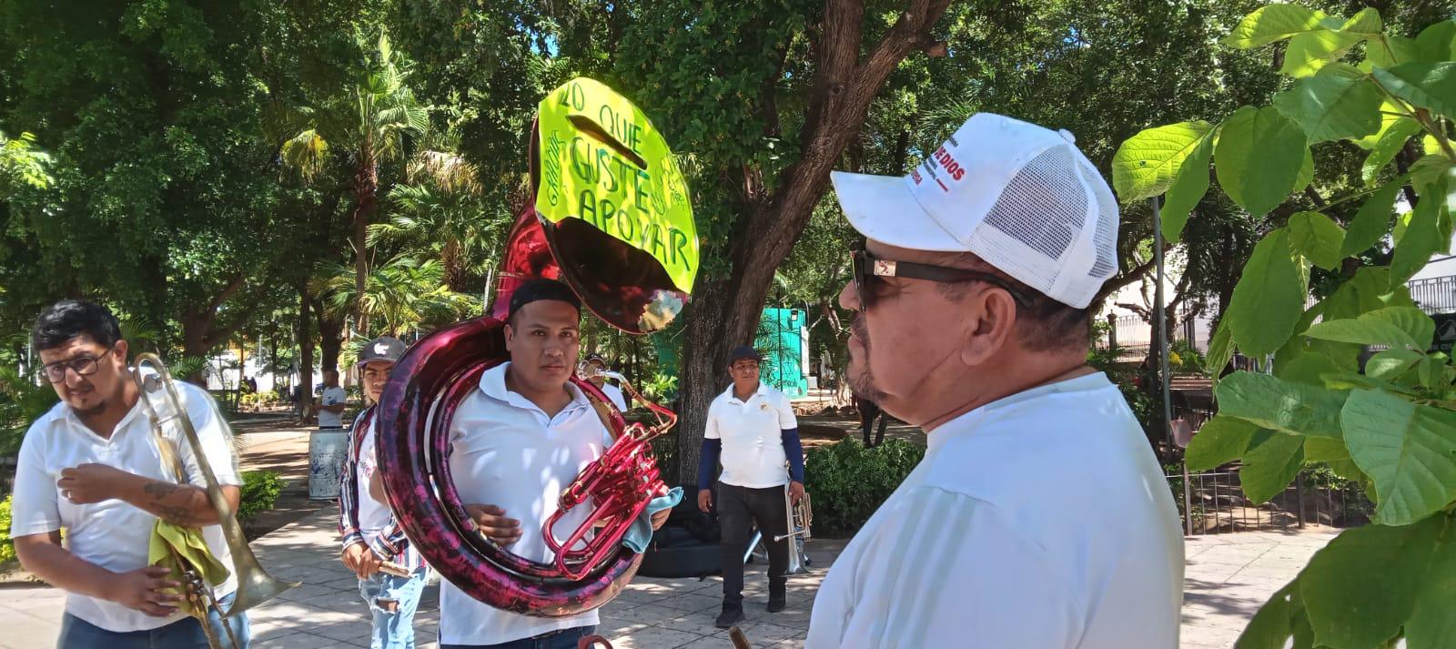 $!En Culiacán, músicos tocan en la calle por falta de trabajo ante la violencia