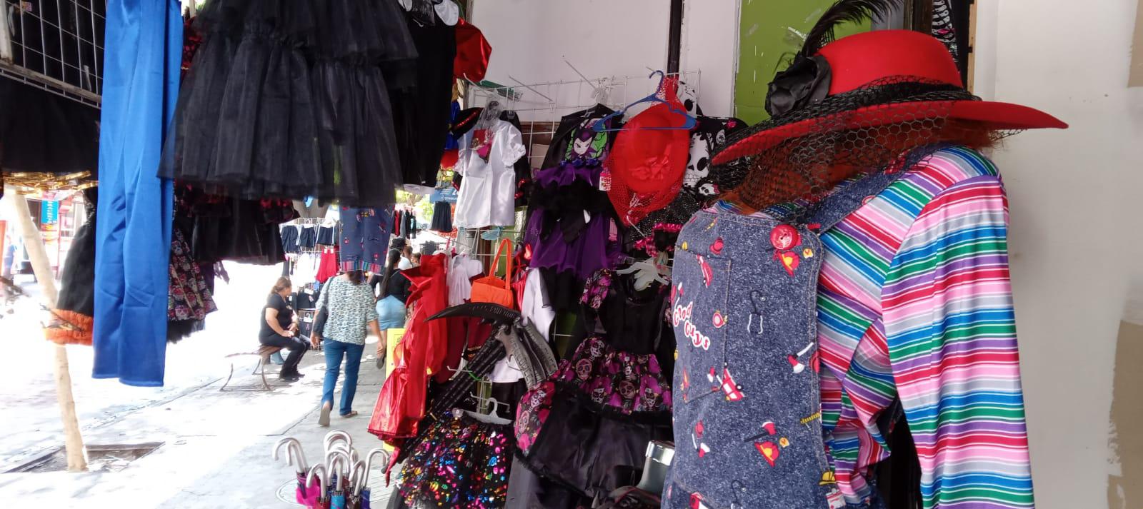 $!Comerciantes del Centro de Culiacán ofertan disfraces y decoraciones para Halloween