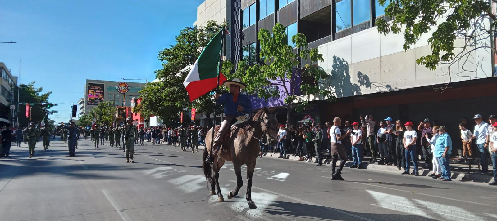 $!Charros, militares, adelitas y deportistas desfilan en conmemoración de la Revolución Mexicana, en Culiacán