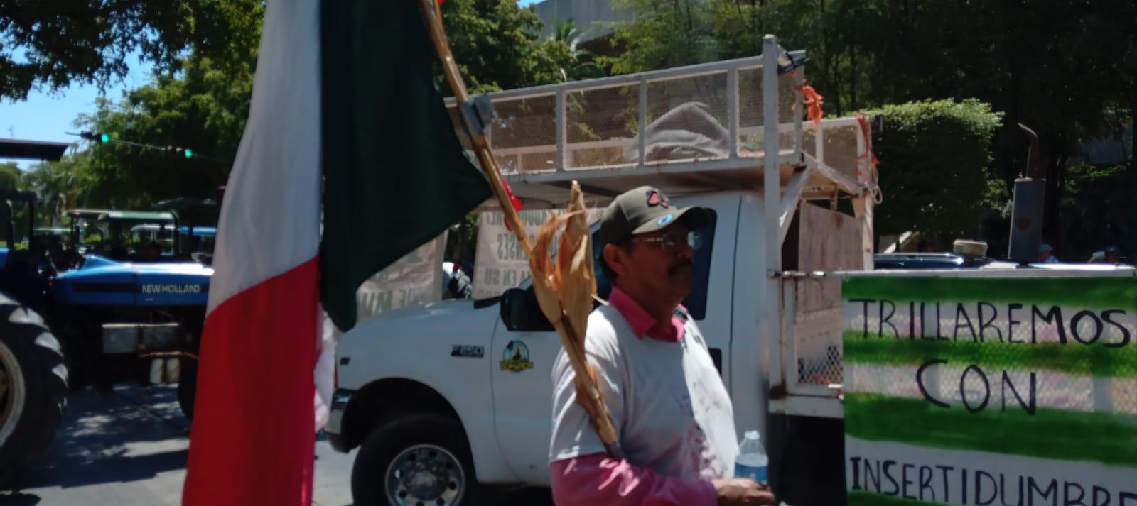 $!Agricultores se manifiestan en Palacio de Gobierno y toman vialidades