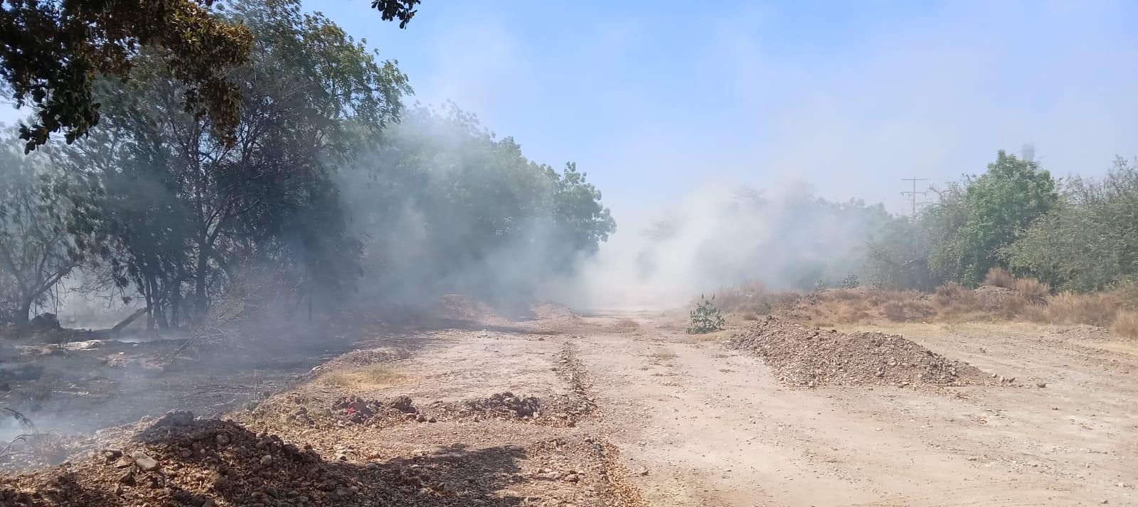 $!Incendio consume mil metros cuadrados de maleza en Culiacán