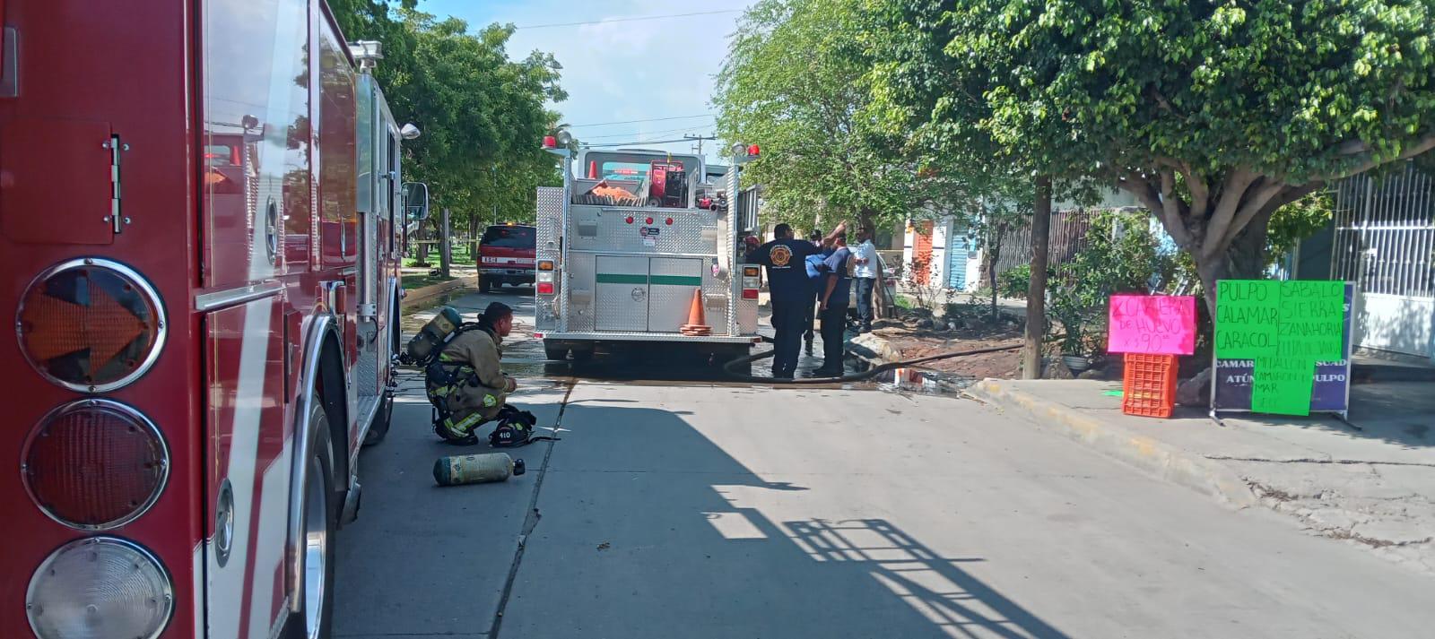 $!Se incendia planta alta de vivienda en Mazatlán; rescatan a perrita