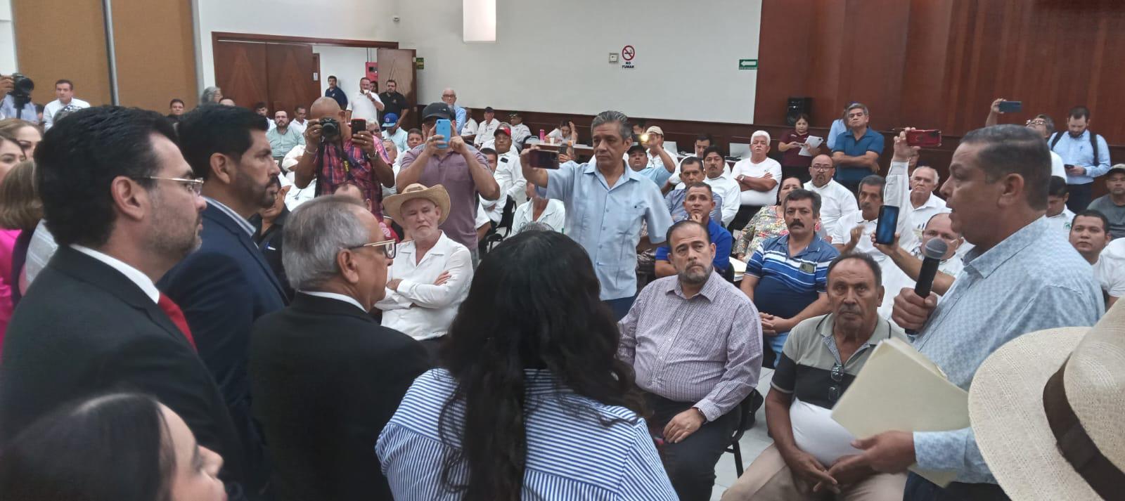 $!Transportistas se manifiestan en el Congreso de Sinaloa por Ley de Movilidad; suspenden reunión de comisión y reúnen a diputados