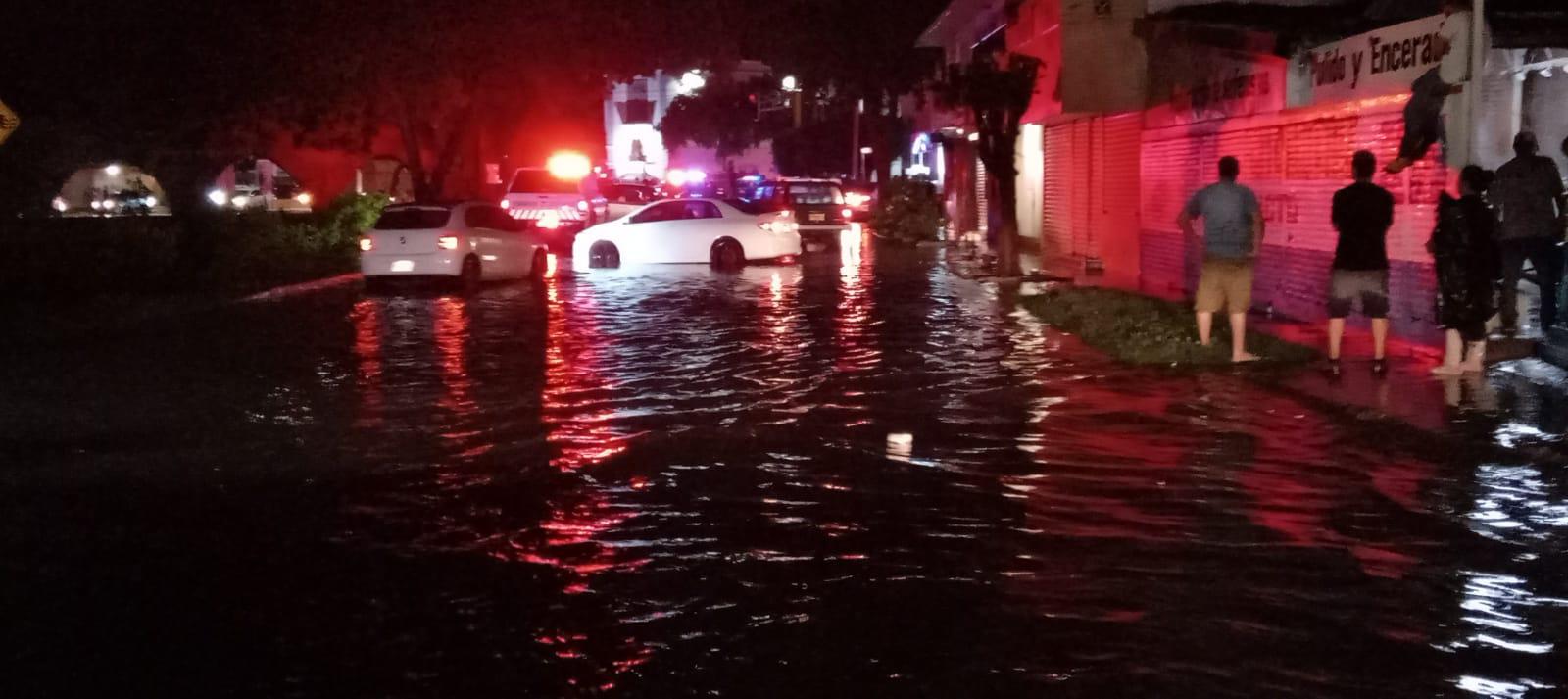 $!Reportan autoridades cierres de avenidas y rescates por lluvias en Culiacán