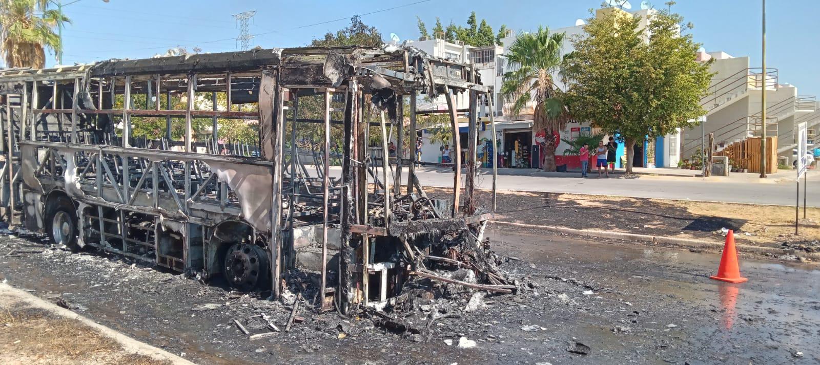 $!Se incendia y explota camión del transporte urbano en Culiacán