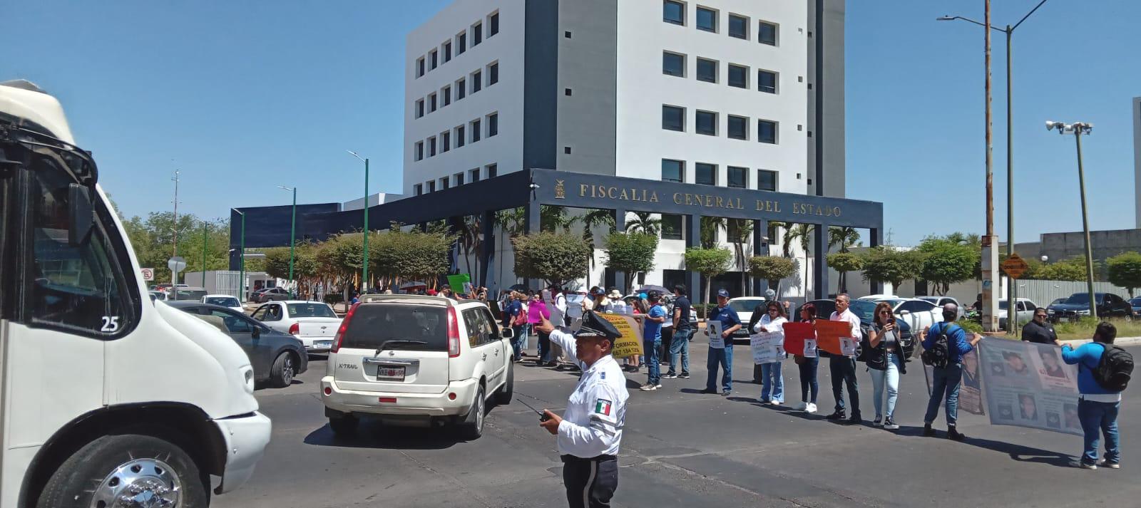 $!Llevan a Fiscalía de Sinaloa protesta por caso Javier Maximiliano; cierran la Sánchez Alonso