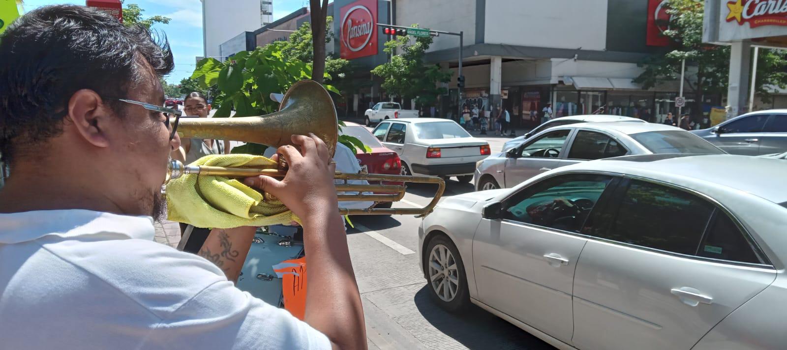 $!En Culiacán, músicos tocan en la calle por falta de trabajo ante la violencia