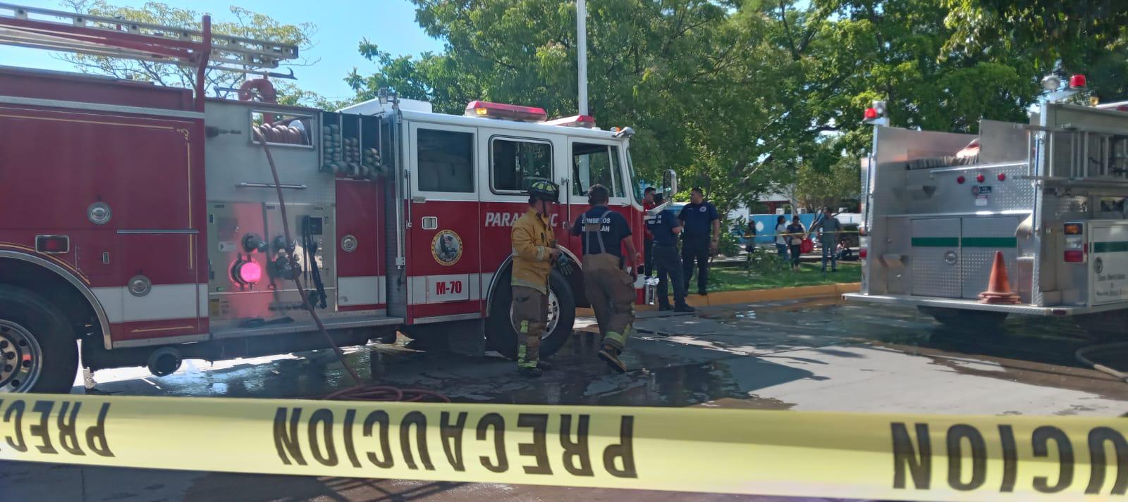 $!Se incendia planta alta de vivienda en Mazatlán; rescatan a perrita