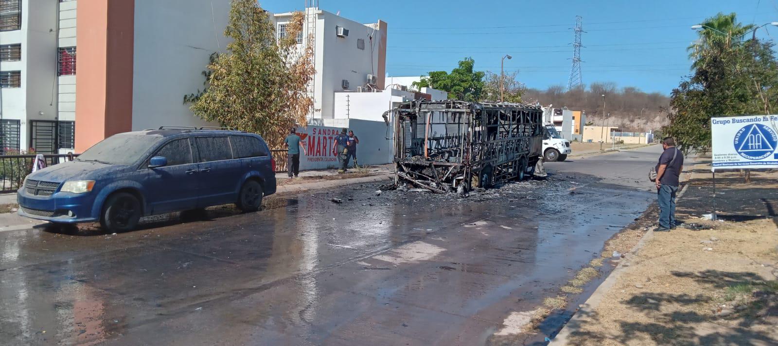 $!Se incendia y explota camión del transporte urbano en Culiacán