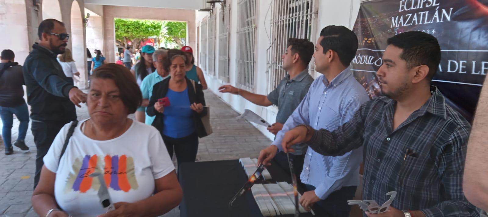 $!Se mantienen muy concurridos este sábado módulos de reparto de lentes solares en Mazatlán