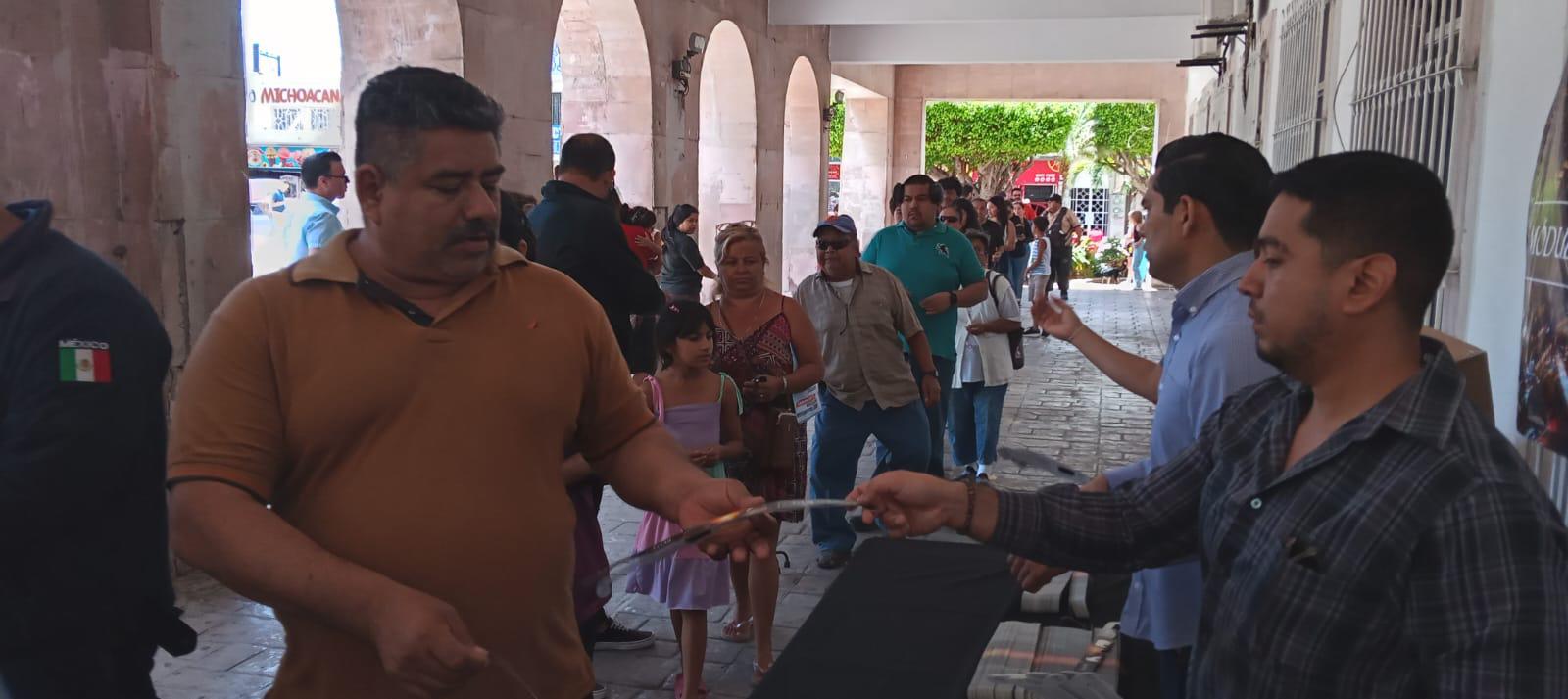 $!Se mantienen muy concurridos este sábado módulos de reparto de lentes solares en Mazatlán