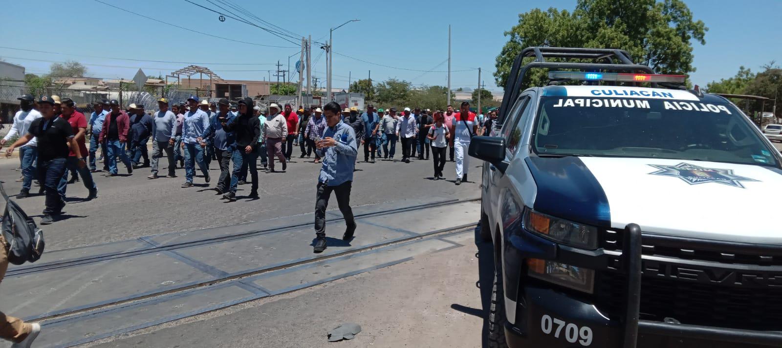 $!Agricultores logran tomar instalaciones de Pemex en Culiacán