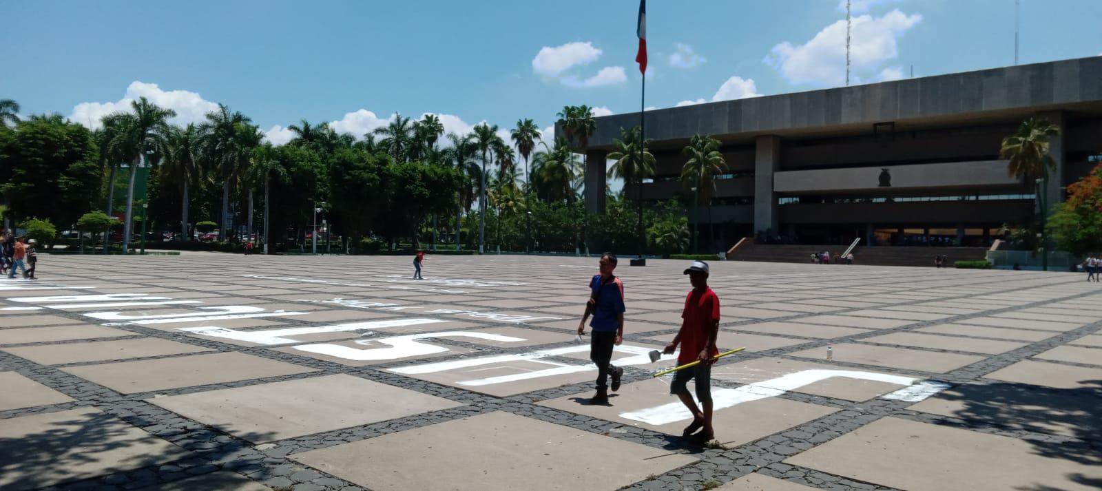 $!Familias pintan plaza cívica de Palacio para exigir justicia por ataque de supuestos marinos